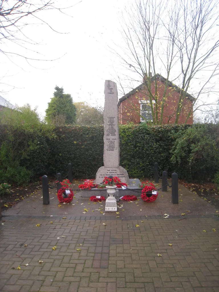 Photo showing: War Memorial, Althorpe
