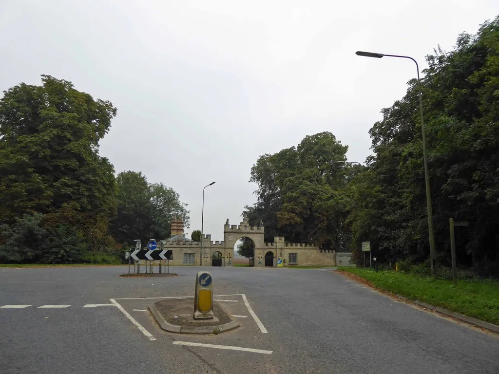 Photo showing: Ahead is the gateway to Redbourne Hall