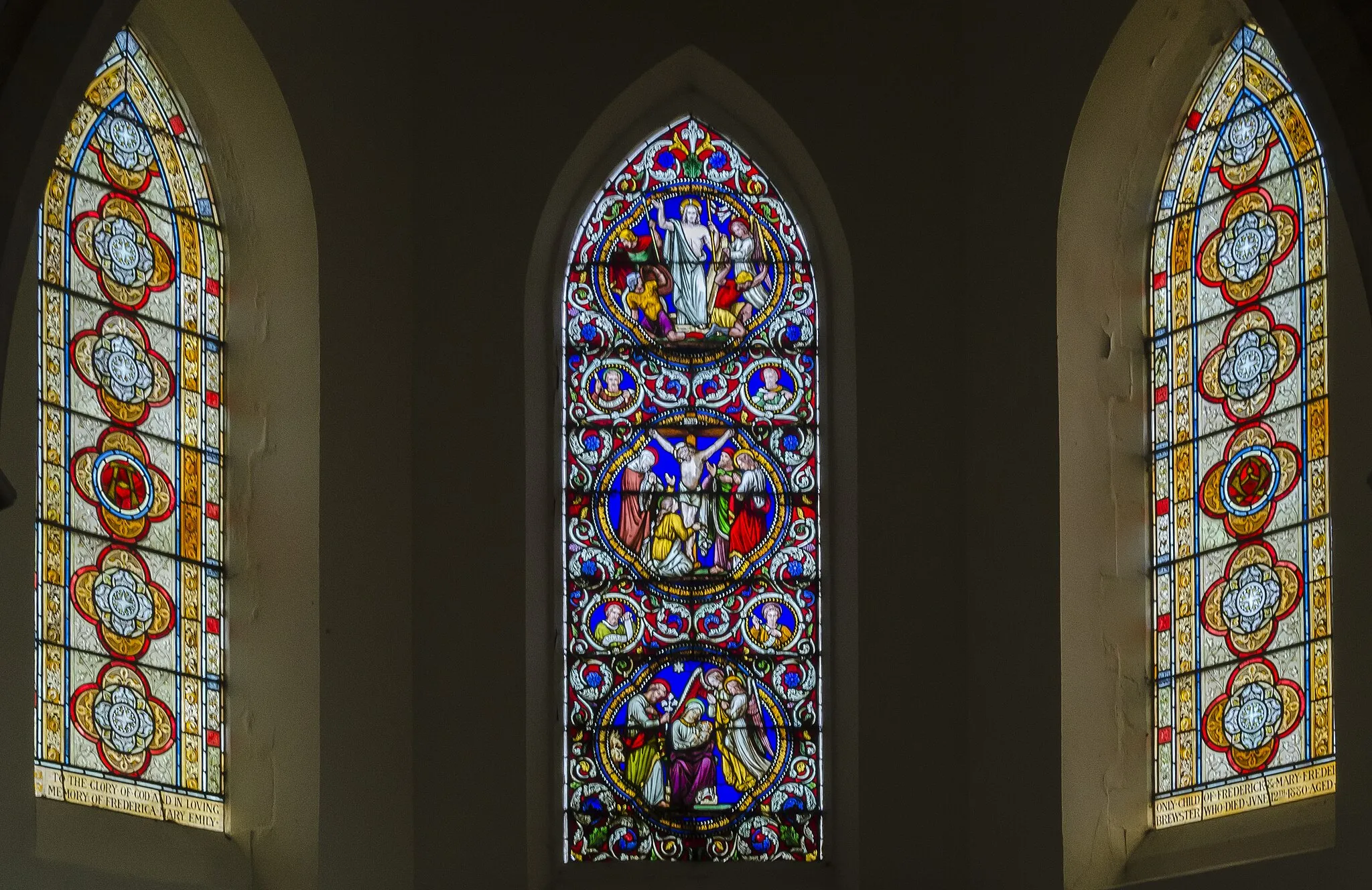 Photo showing: Triple Lancets in the apse.