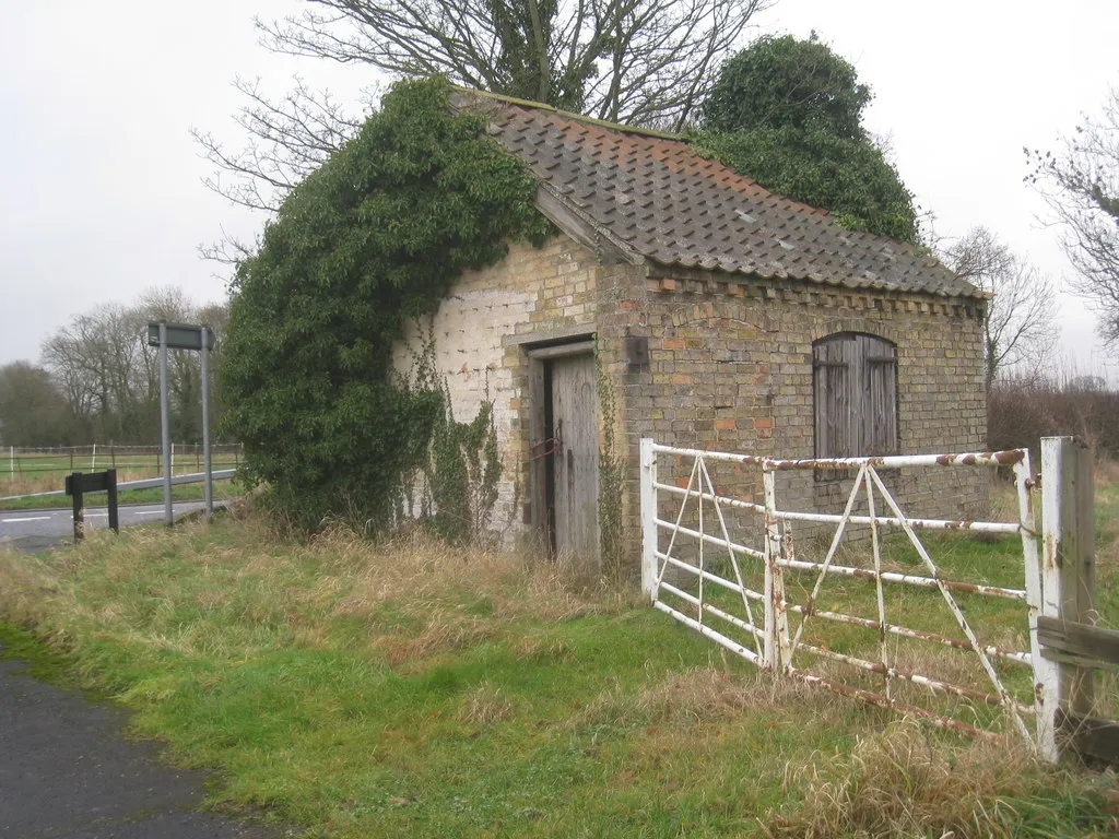 Photo showing: Ivy clad barn, Lissington