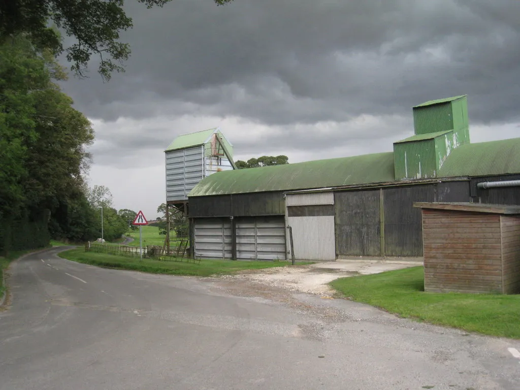 Photo showing: Barn and storm clouds at Cuxwold