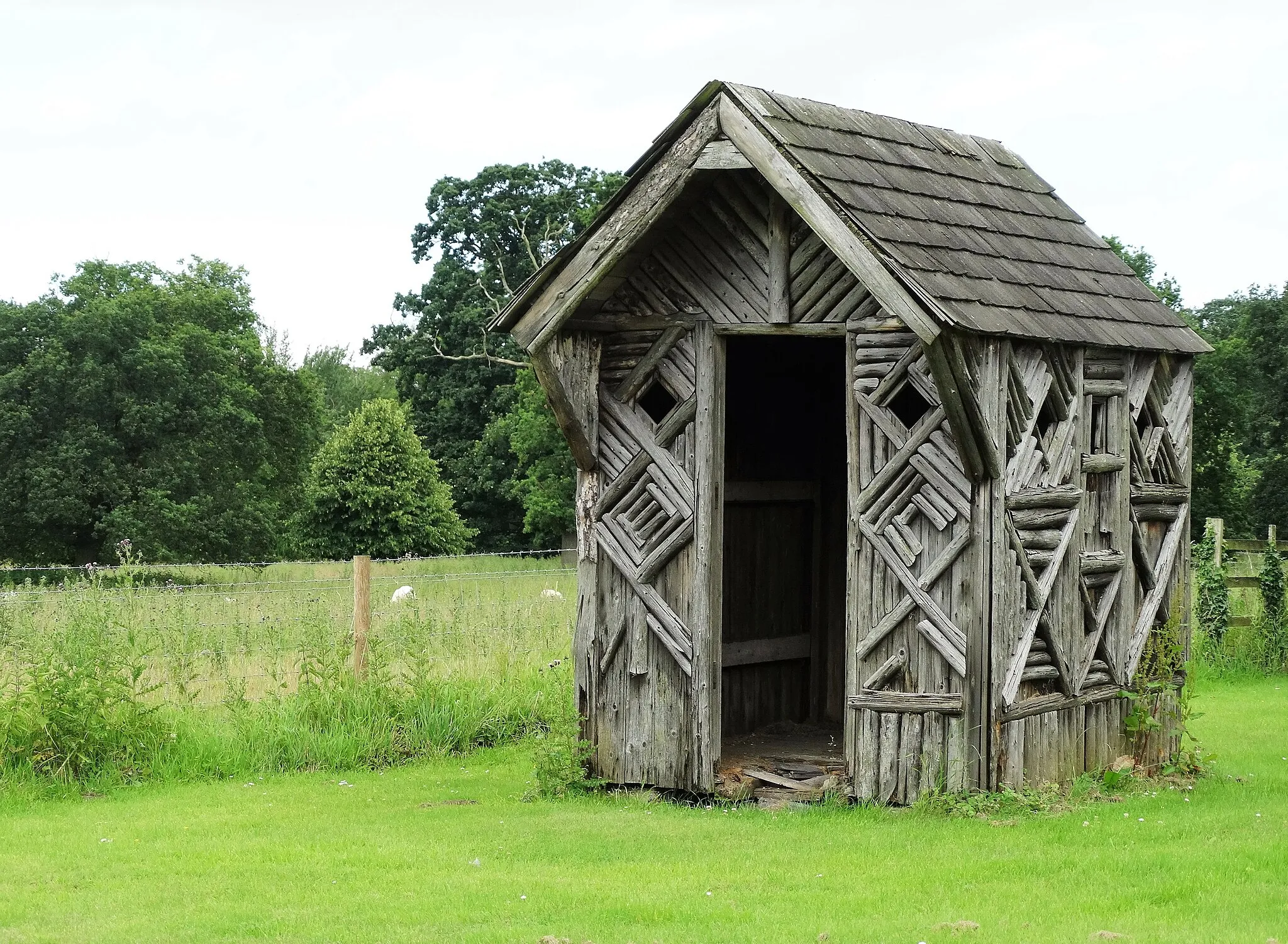 Photo showing: A wooden summer house in Blyborough