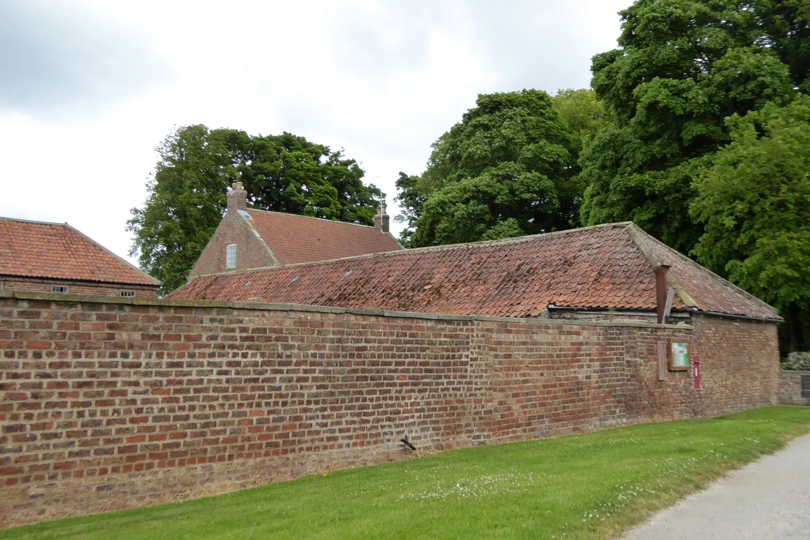 Photo showing: The wall of Manor House farm's farmyard, East Lutton