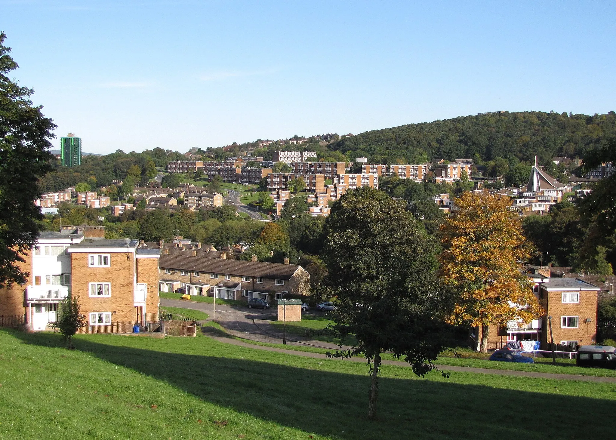 Photo showing: A view of the Gleadless Valley housing estate in Sheffield, England. Looking north from Overend Rd / Blackstock Rd.