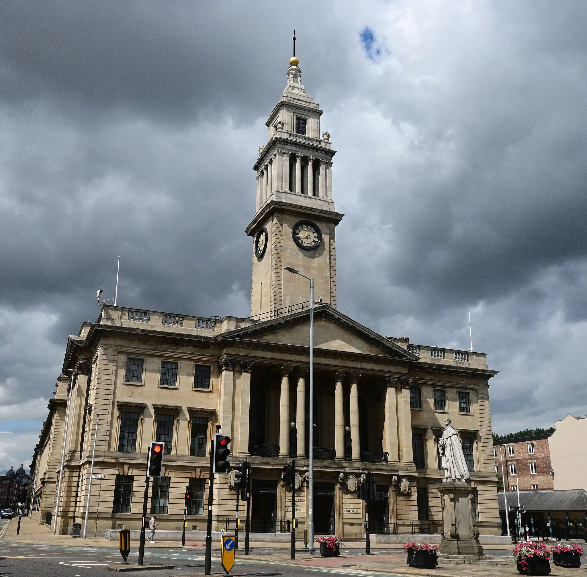 Photo showing: The Lowgate frontage of Kingston upon Hull's Guildhall, seen on the official launch day of the restored early 20th-century time ball atop the building's clock tower.