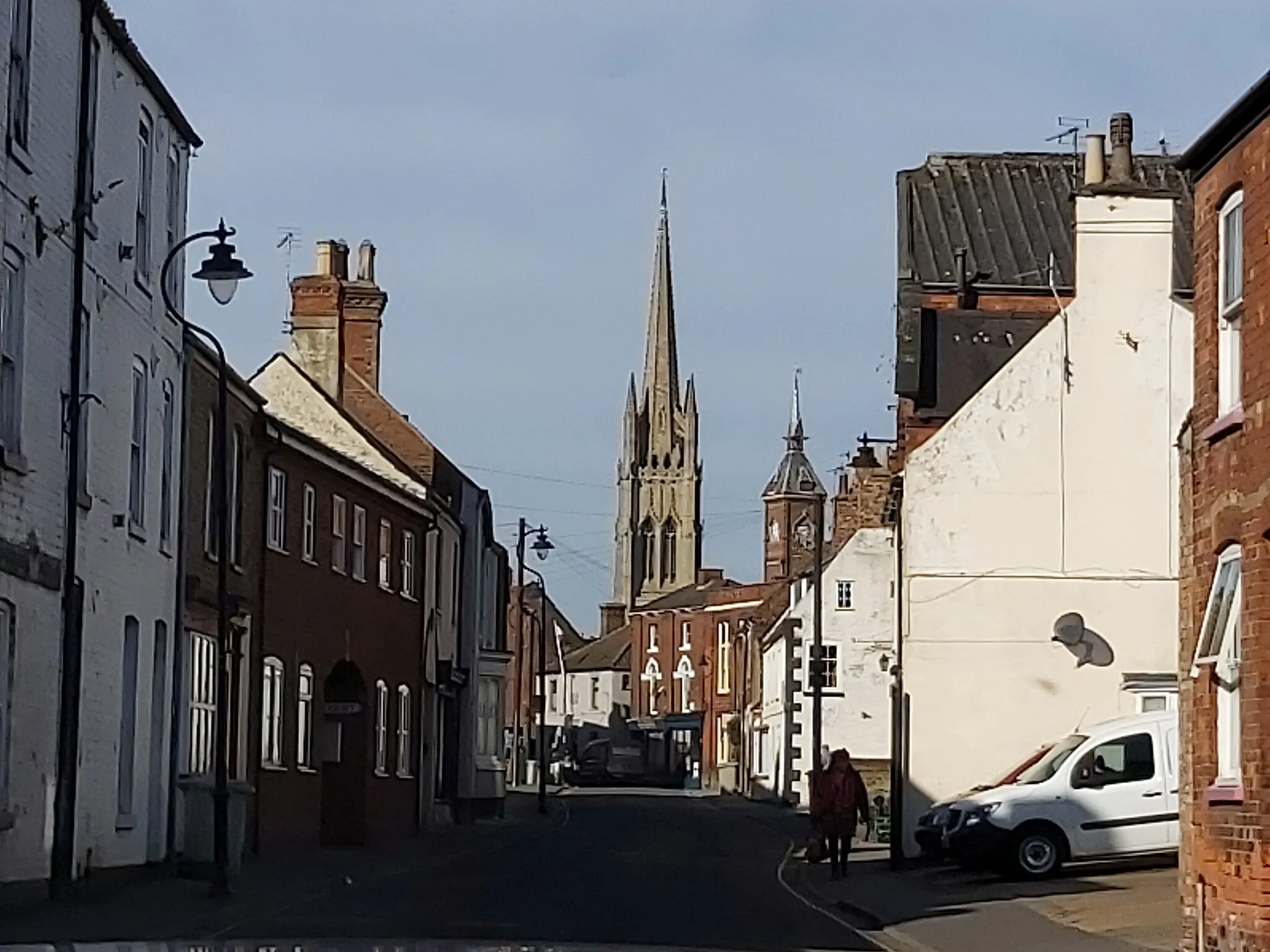 Photo showing: My own photo of Louth. Taken early this year. It shows Queen Street in Louth with St. James Church in the foreground.