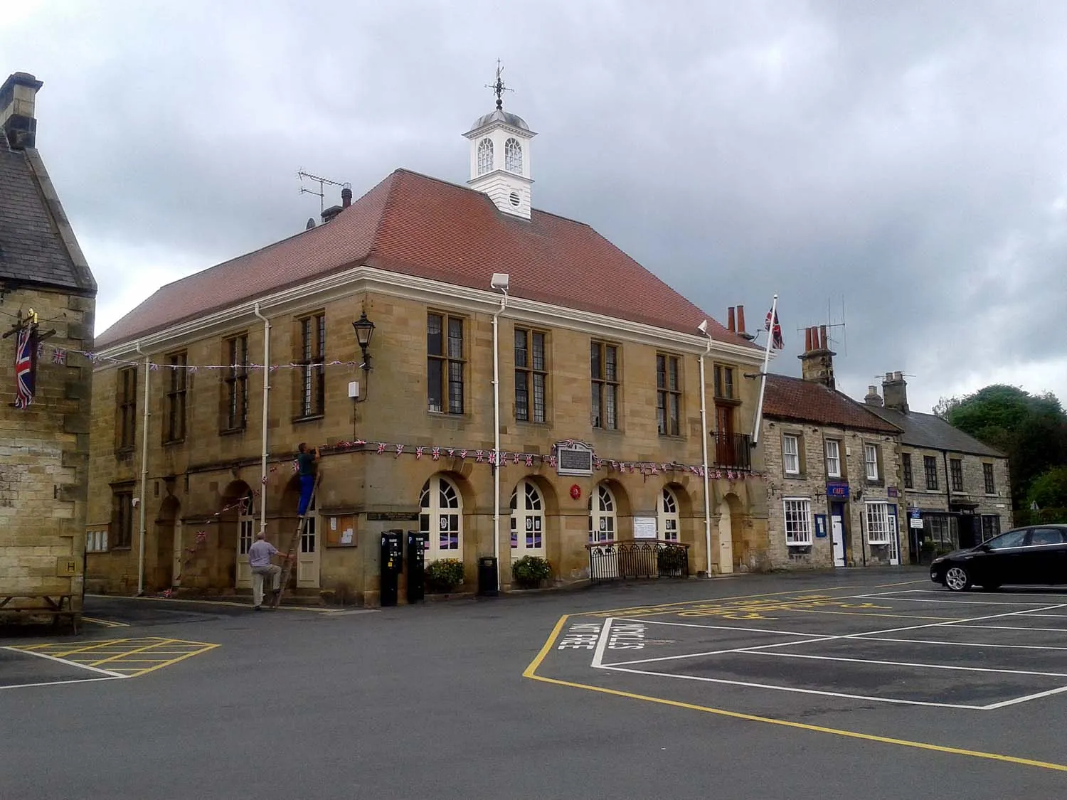 Photo showing: The Town Hall and Library