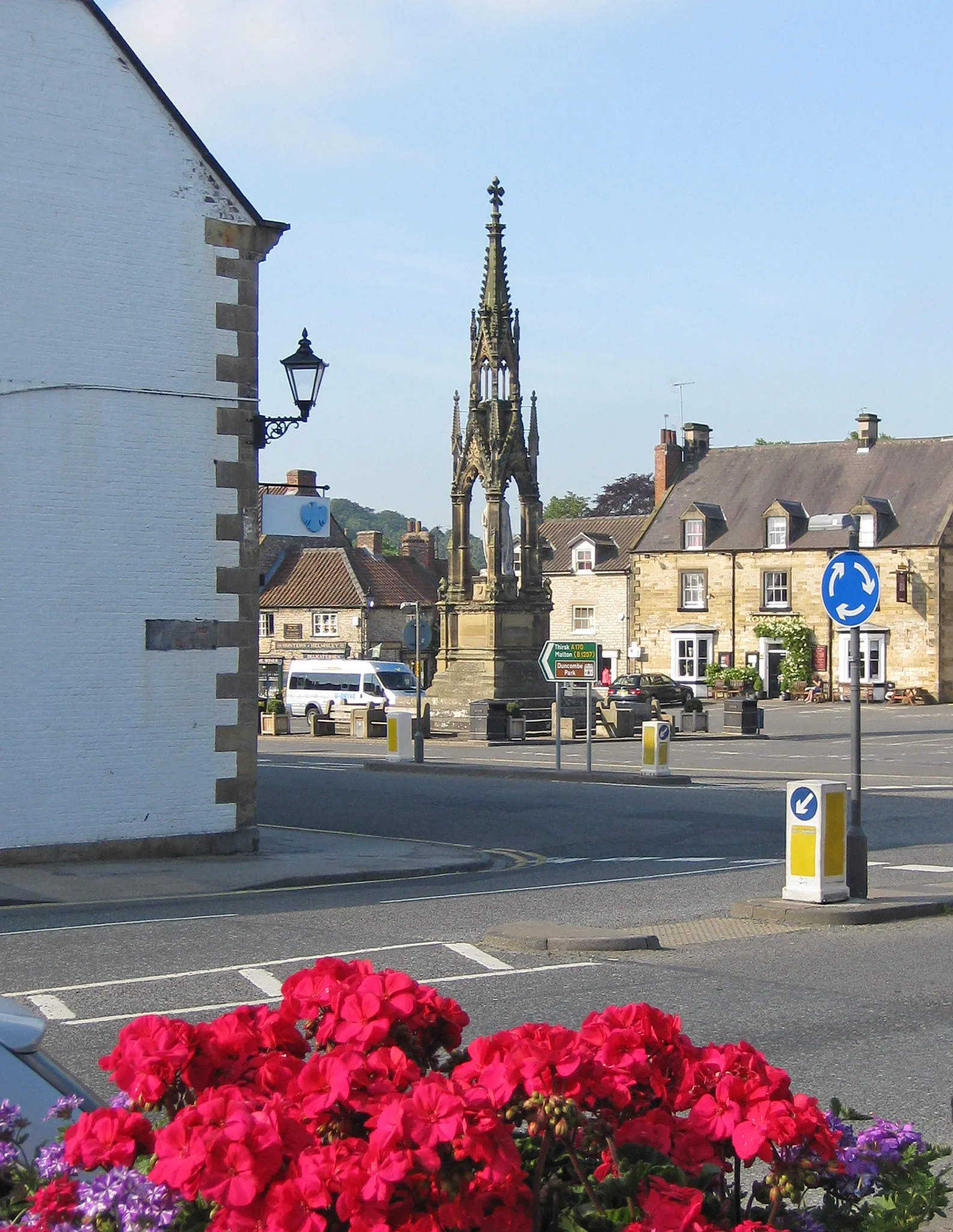 Photo showing: Feversham Monument in the market place