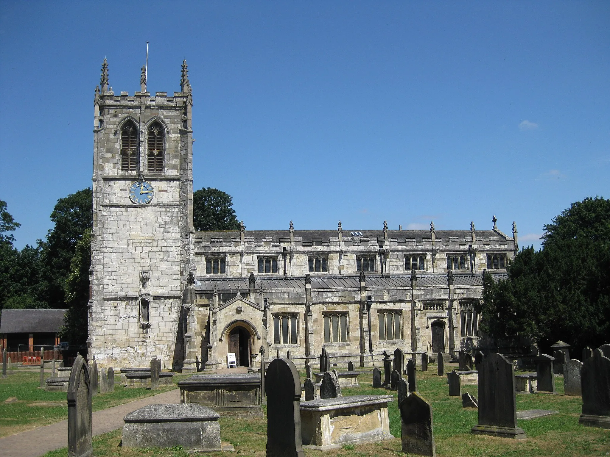 Photo showing: Church of St Mary the Virgin, Tadcaster.  South face and cemetery.