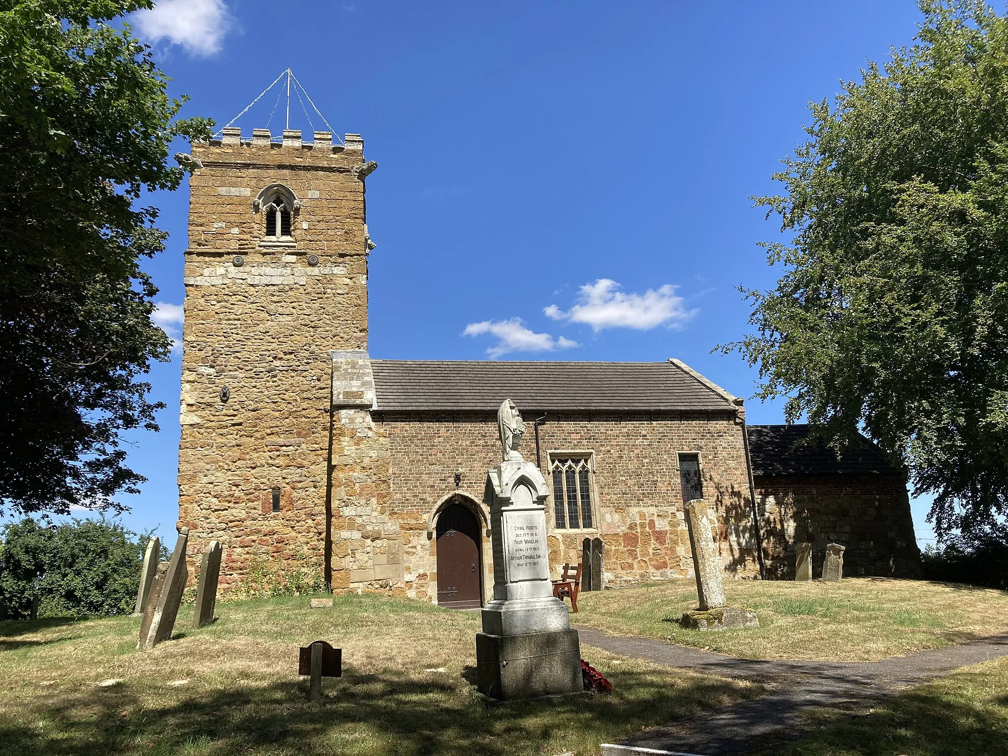 Photo showing: View from the churchyard of St Peter’s church in Holton-Le-Clay in August 2022