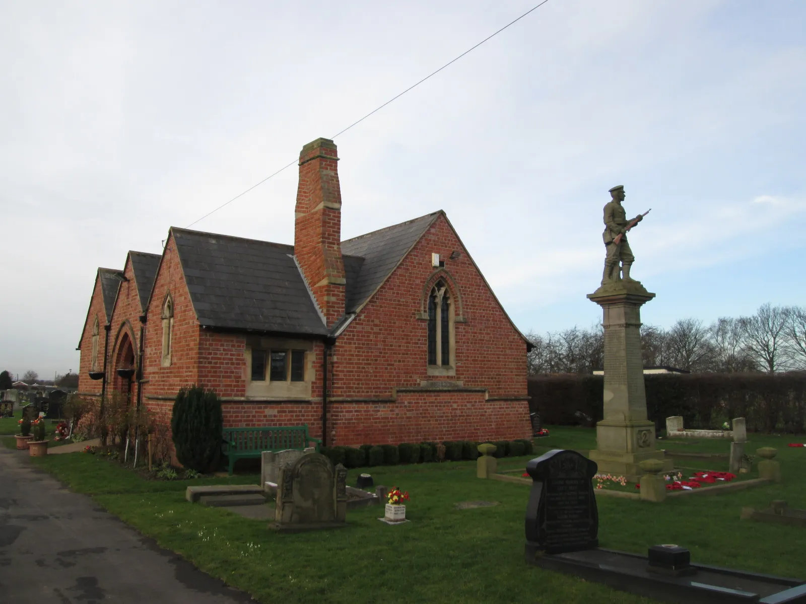 Photo showing: Photograph of the Chapel and War Memorial, Stainforth Cemetery, South Yorkshire, England