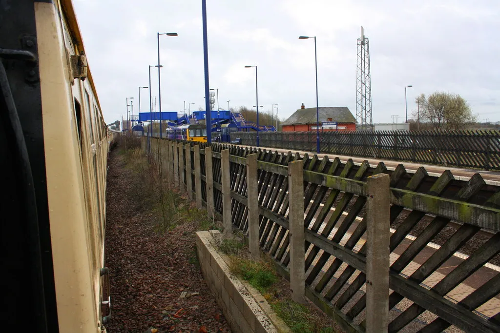 Photo showing: A Pathfinder Tours charter train waits beside Hatfield & Stainforth Station