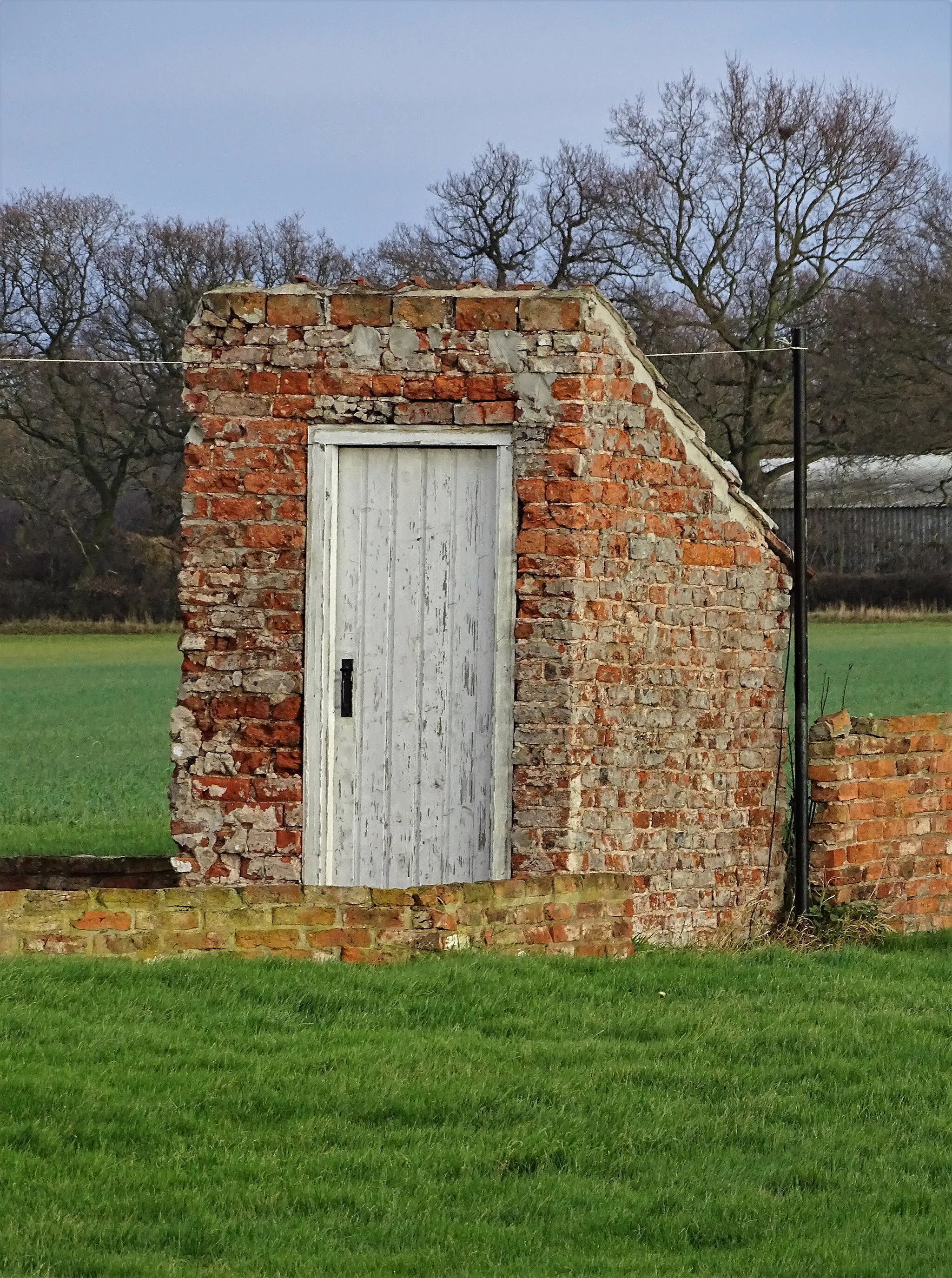 Photo showing: Brick outhouse at Grange Farm, Fishlake