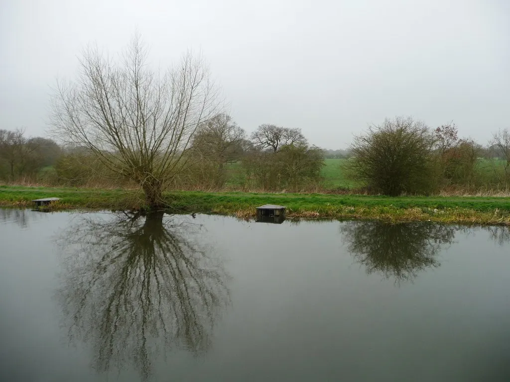 Photo showing: Anglers' platforms, New Junction Canal