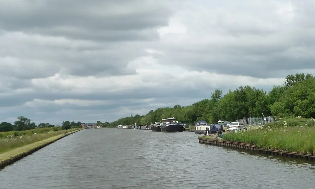 Photo showing: Anglers near Crow Croft Bridge