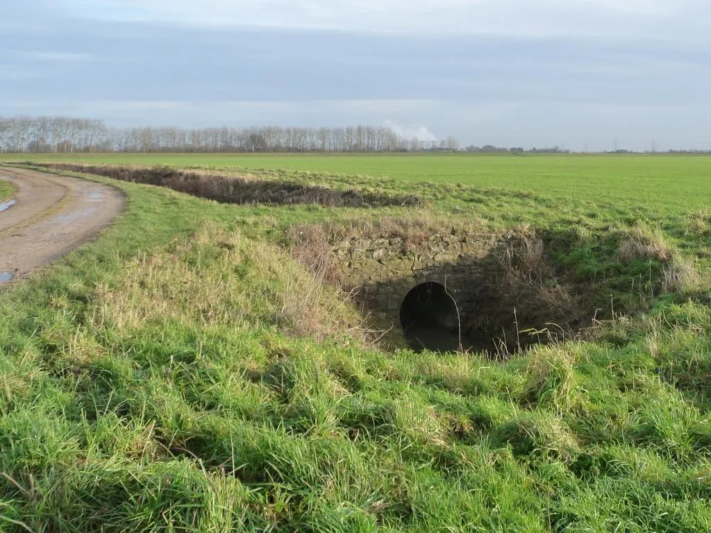 Photo showing: Access bridge across a drain, by Heck Ings Lane
