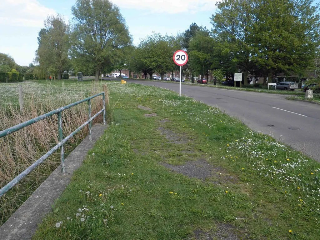 Photo showing: 20 mph sign at the start of North Cotes airfield residential area