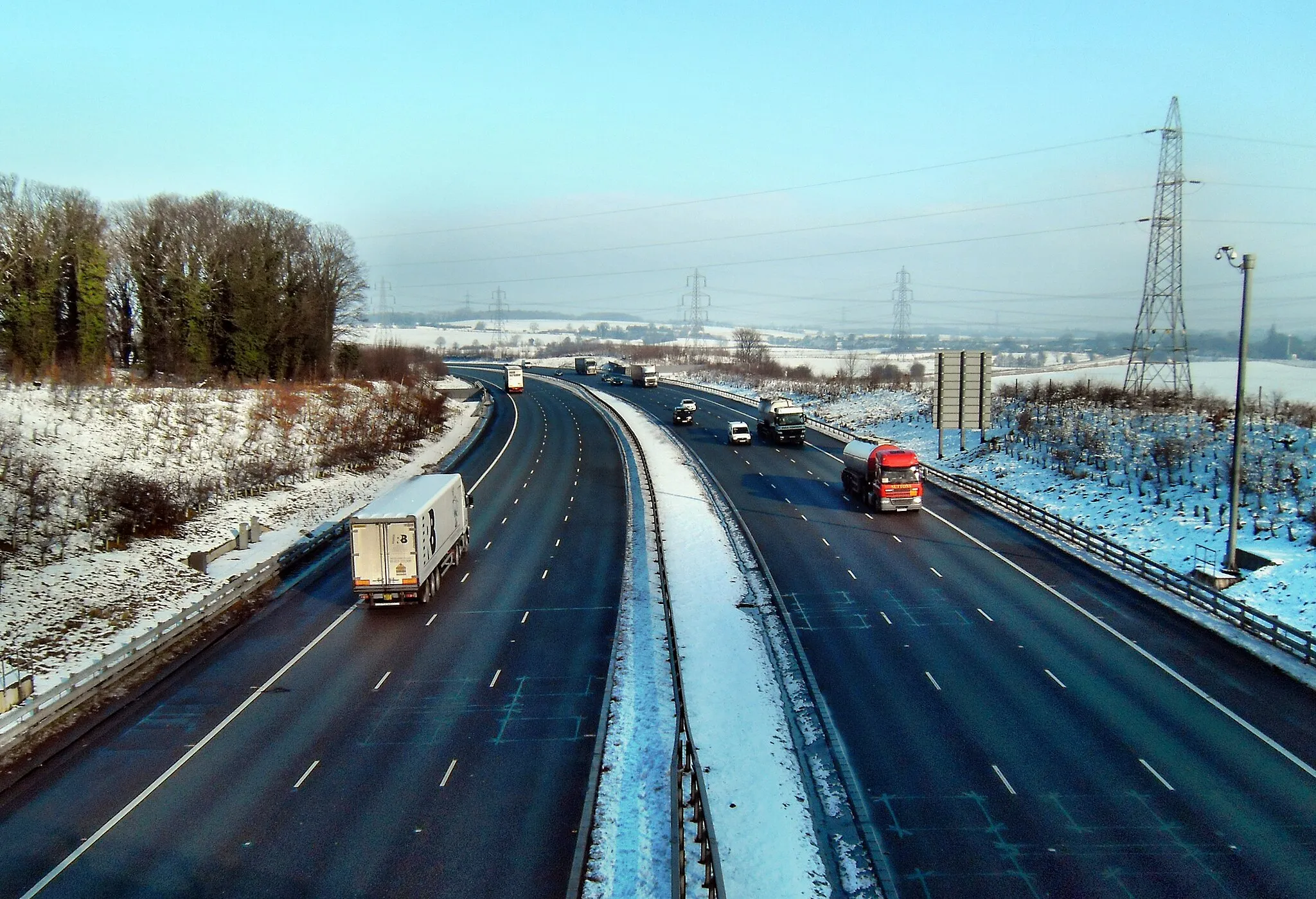 Photo showing: A snowy A1 Motorway at Fairburn