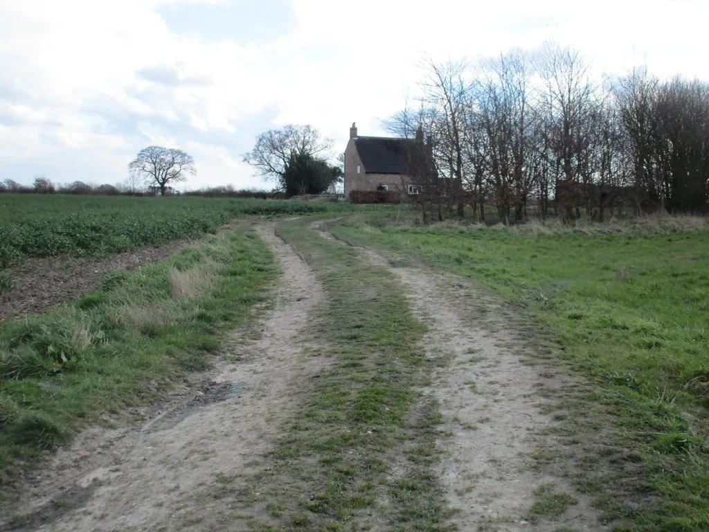 Photo showing: Approaching Cheesecake Farm