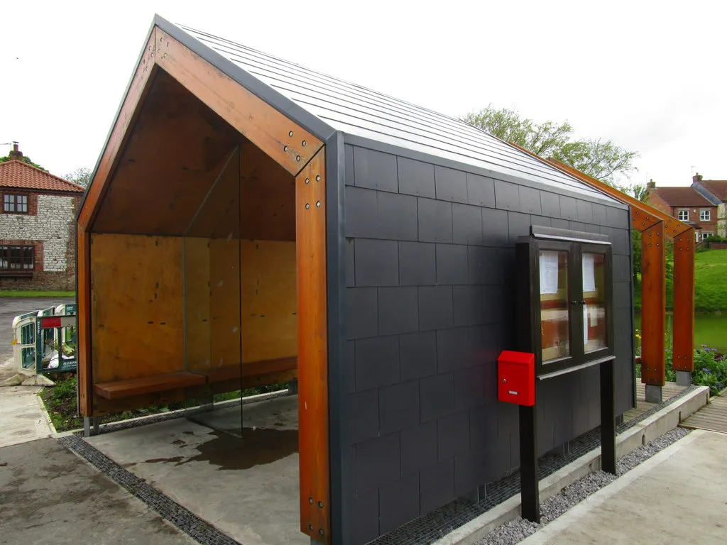 Photo showing: Public shelter by the pond