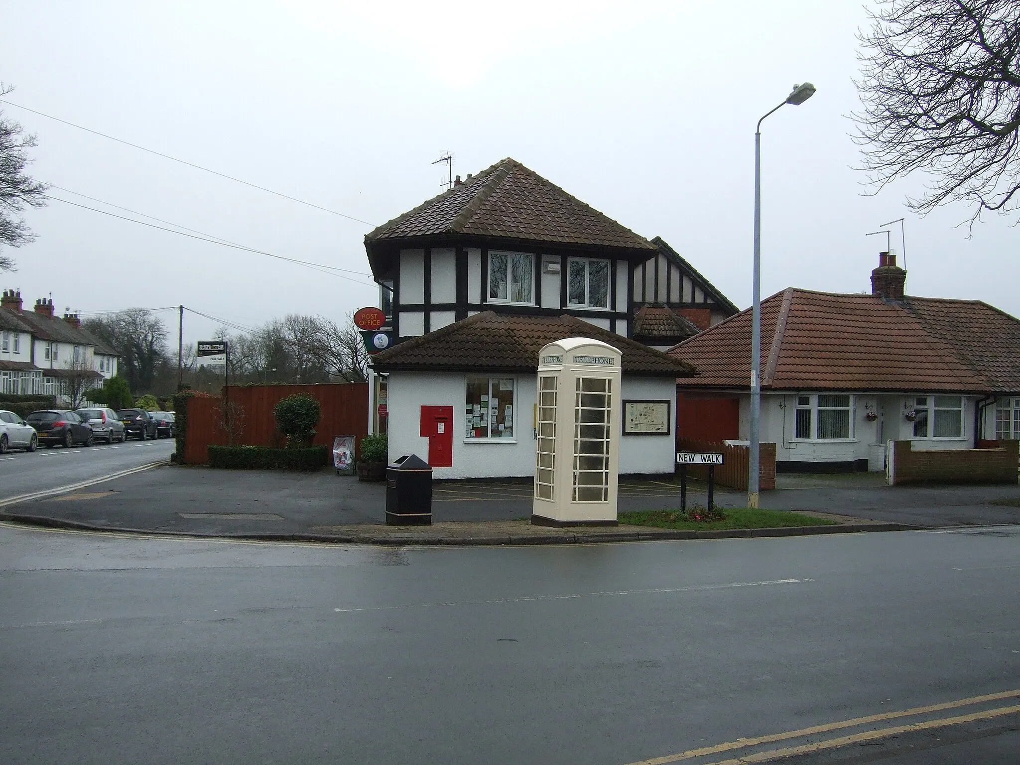 Photo showing: Elizabeth II postbox and telephone box, North Ferriby Post Office, North Ferriby, East Riding of Yorkshire, England. Postbox No. HU14 160.

See SE9825 : Elizabeth II postbox, North Ferriby Post Office for postbox.