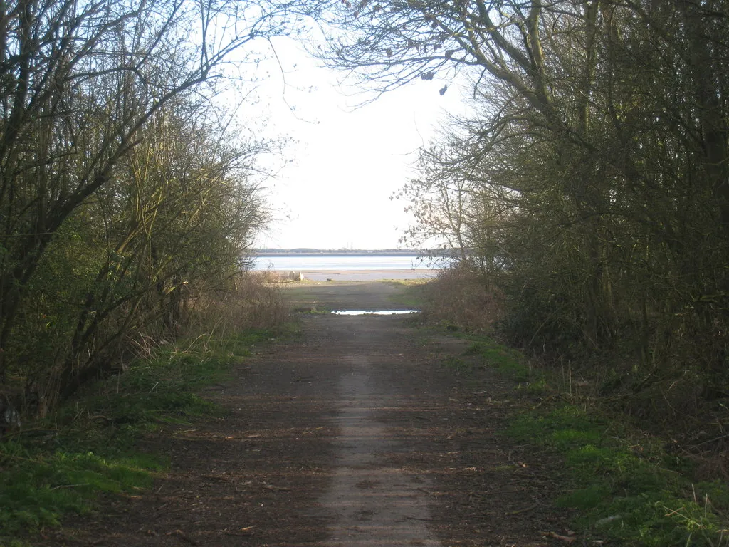 Photo showing: A glimpse of the Humber, Melton, East Riding of Yorkshire, England. From near the end of Brickyard Lane.