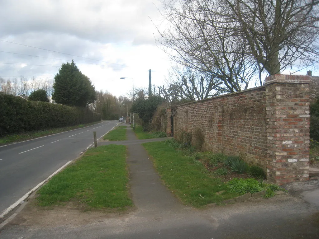 Photo showing: Boundary wall, Melton Bottom, Melton, East Riding of Yorkshire, England. Melton like neighbouring North Ferriby and Welton was favoured by wealthy Hull merchants and substantial houses were built here in the late eighteenth century. These have now gone but some of the boundary walls still remain.