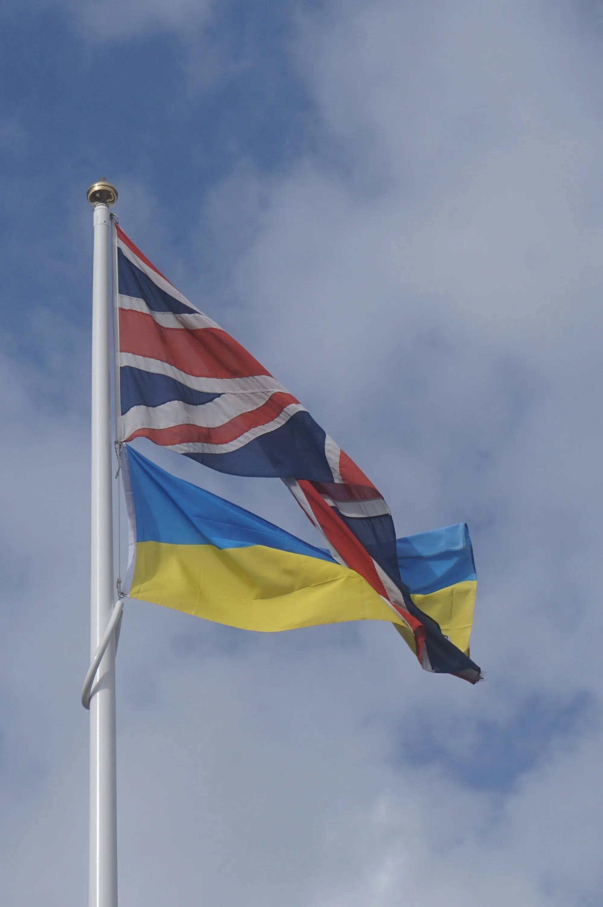 Photo showing: Union Flag and Ukrainian Flag at Hessle Square near Hull, Kingston upon Hull, East Riding of Yorkshire.