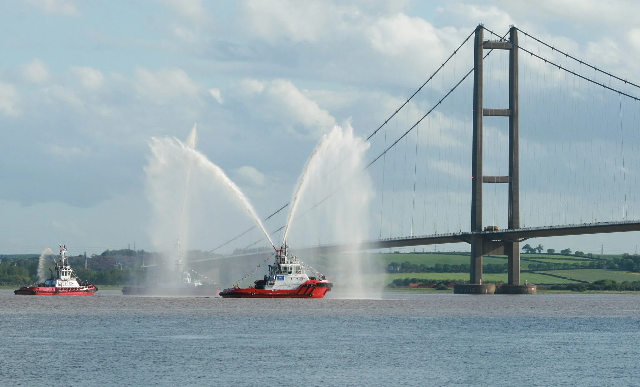 Photo showing: Tugboat "Englishman" from Associated British Ports at the celebrations of the Diamond Jubilee of Elizabeth II on 4 June 2012 at the Humber Bridge, Hessle, East Riding of Yorkshire.