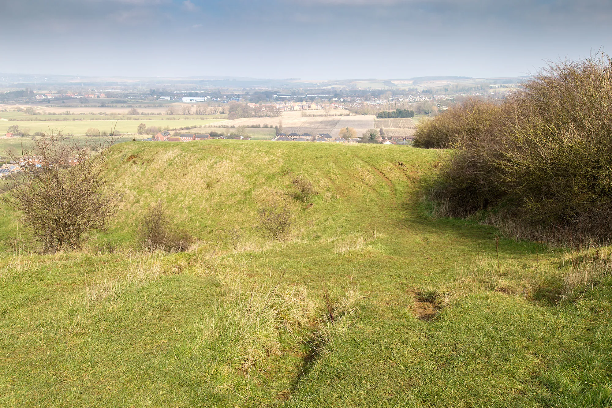 Photo showing: Descending Nettleton Hill