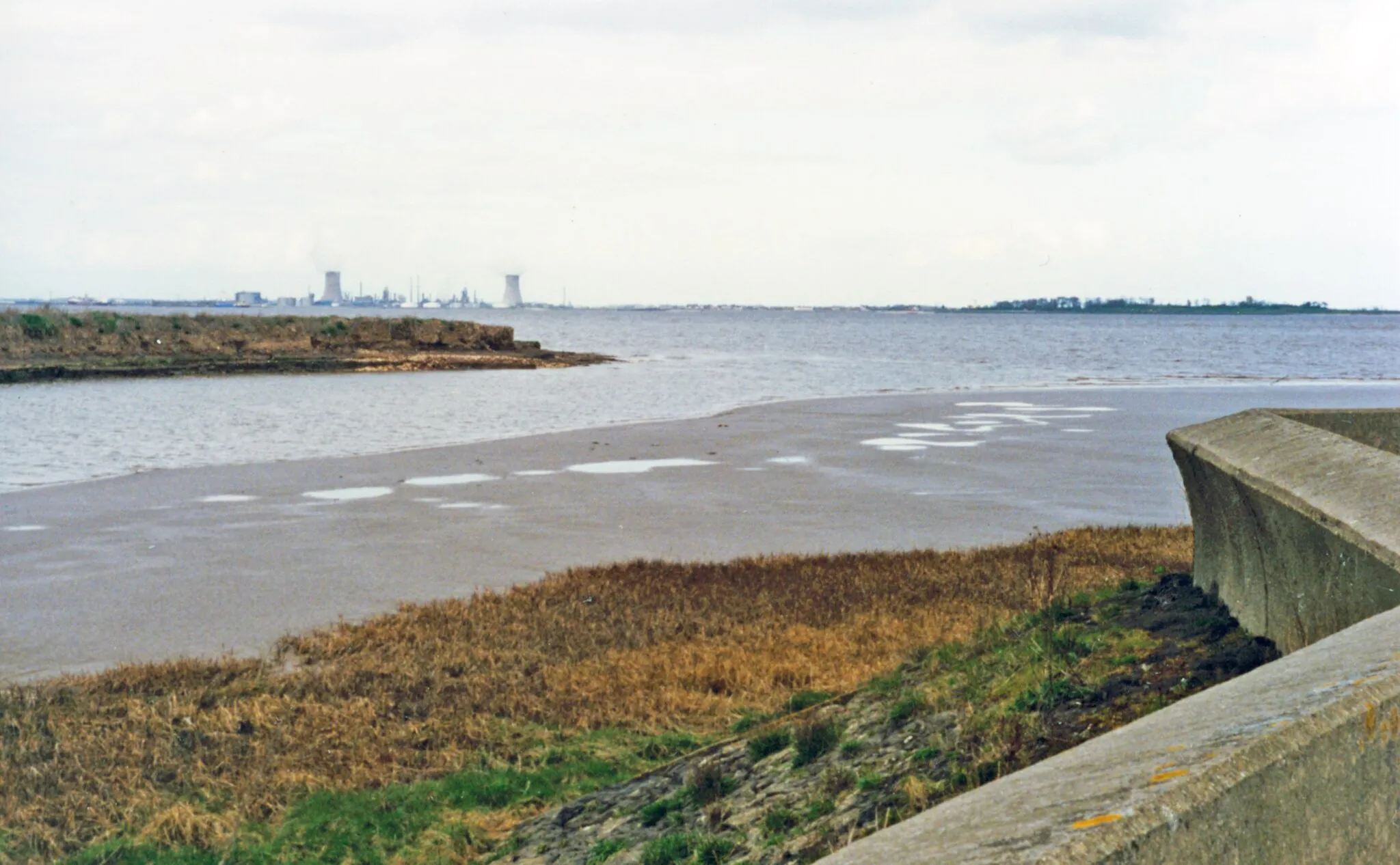 Photo showing: Across Humber Estuary to Hull from East Halton Skitter, 1995