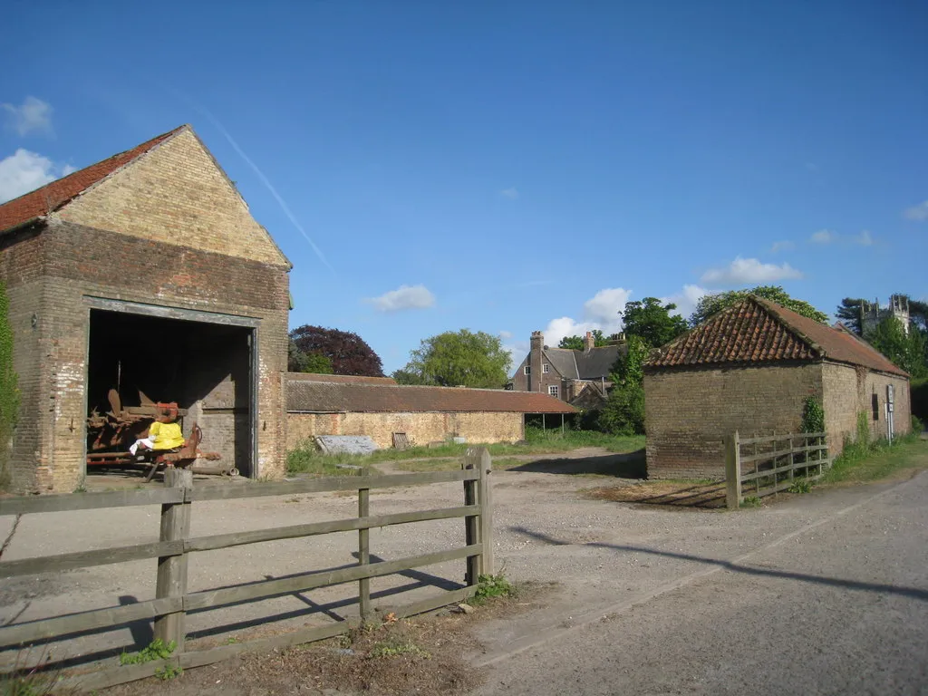 Photo showing: Farm buildings at Croxton