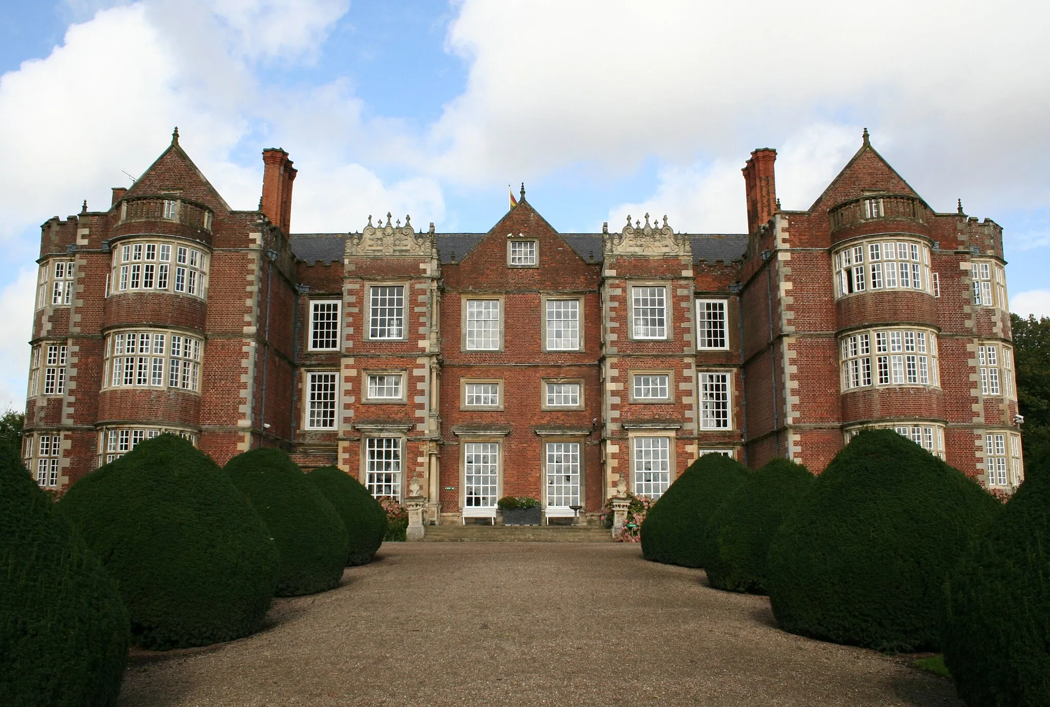 Photo showing: The front of Burton Agnes Hall, a Jacobean manor house in Burton Agnes, East Riding of Yorkshire, England.