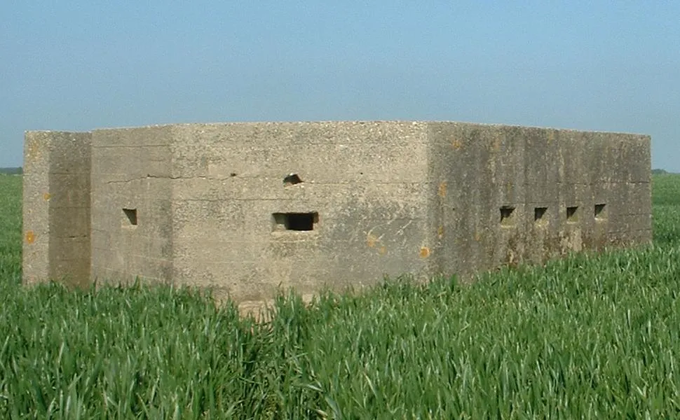 Photo showing: Pillbox - Type Lozenge, Atwick, East Riding of Yorkshire, England, OS reference TA194512

Easy access from public footpath.

Photographed by Gaius Cornelius on 07-Jun-06.

OS reference TA194512