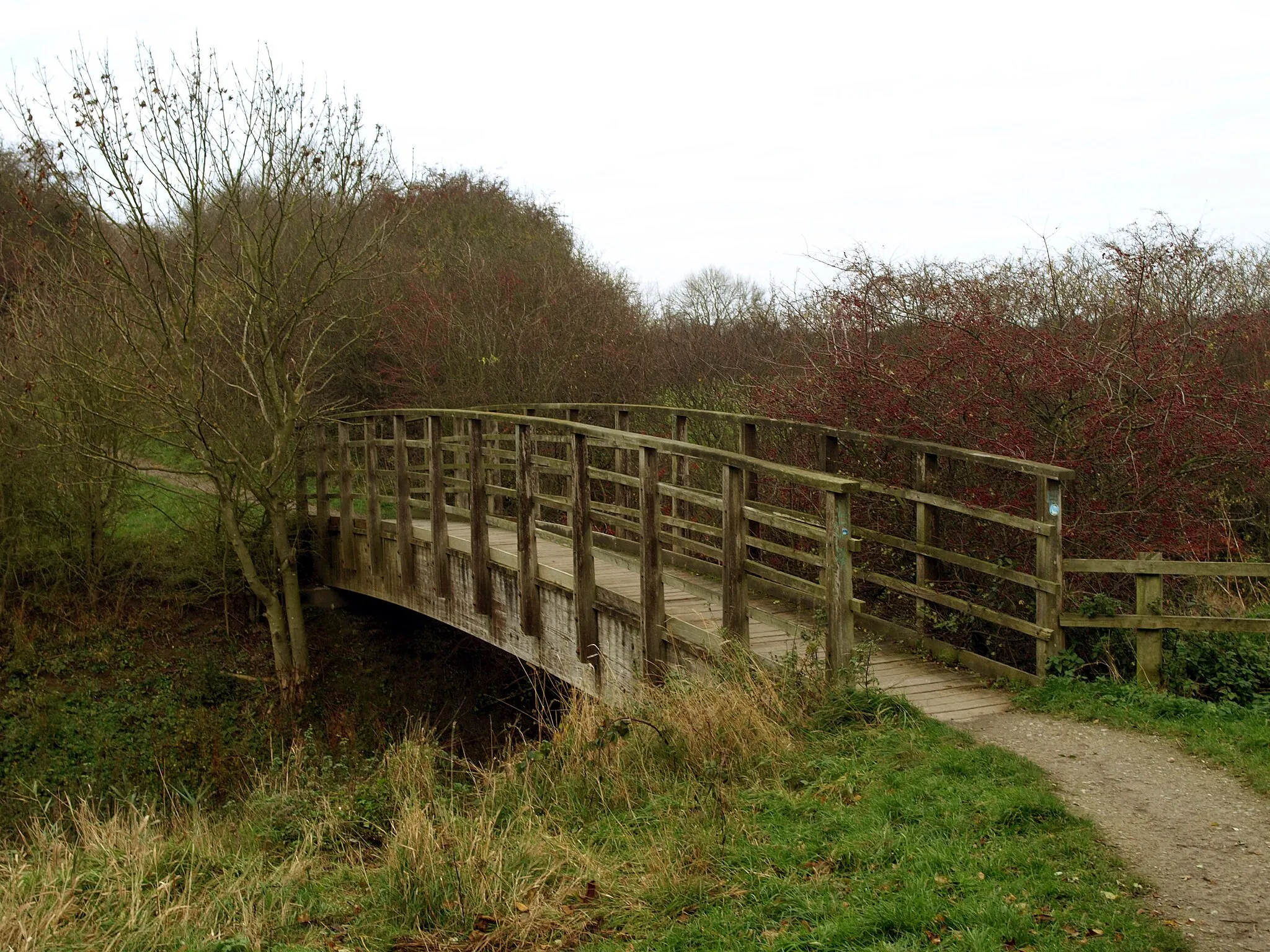 Photo showing: Footbridge on the old Hull to Hornsea railway trackbed, Withernwick, East Riding of Yorkshire, England. The bridge carries walkers/cyclists over Lambwath Stream on the old Hull to Hornsea railway trackbed. The track now forms part of a national trail.