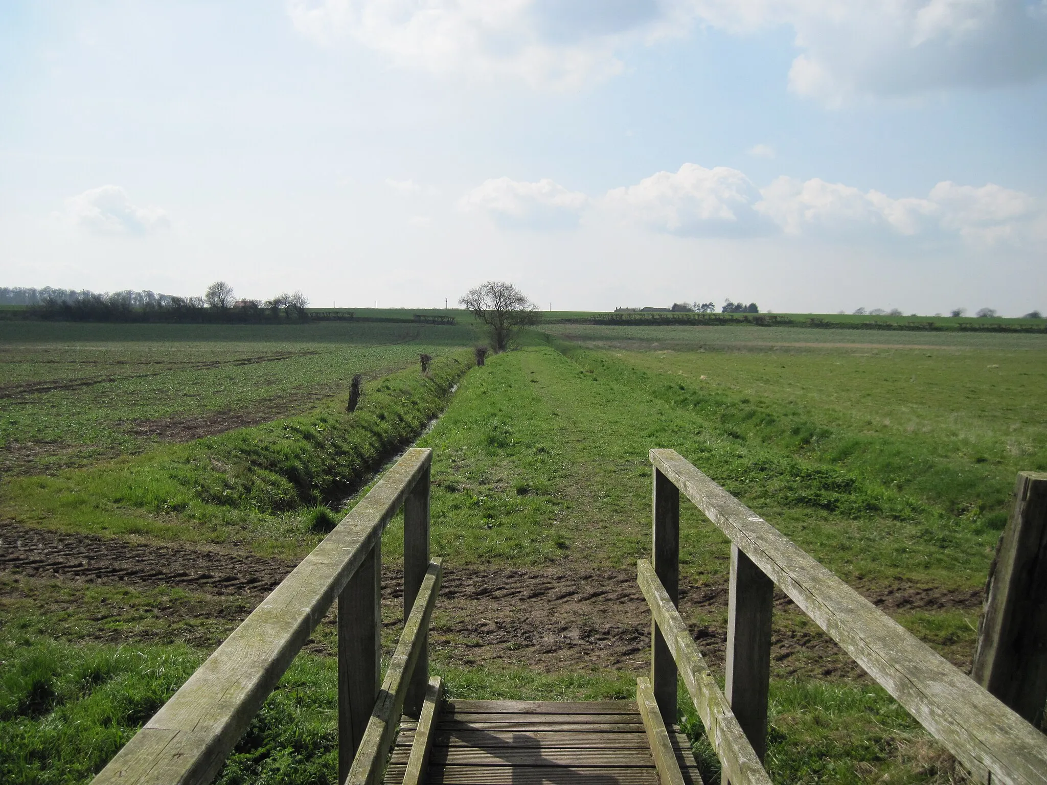 Photo showing: Footpath to Marton, East Riding of Yorkshire, England. From  Straits  Bridge. On the footpath from Withernwick to Marton.