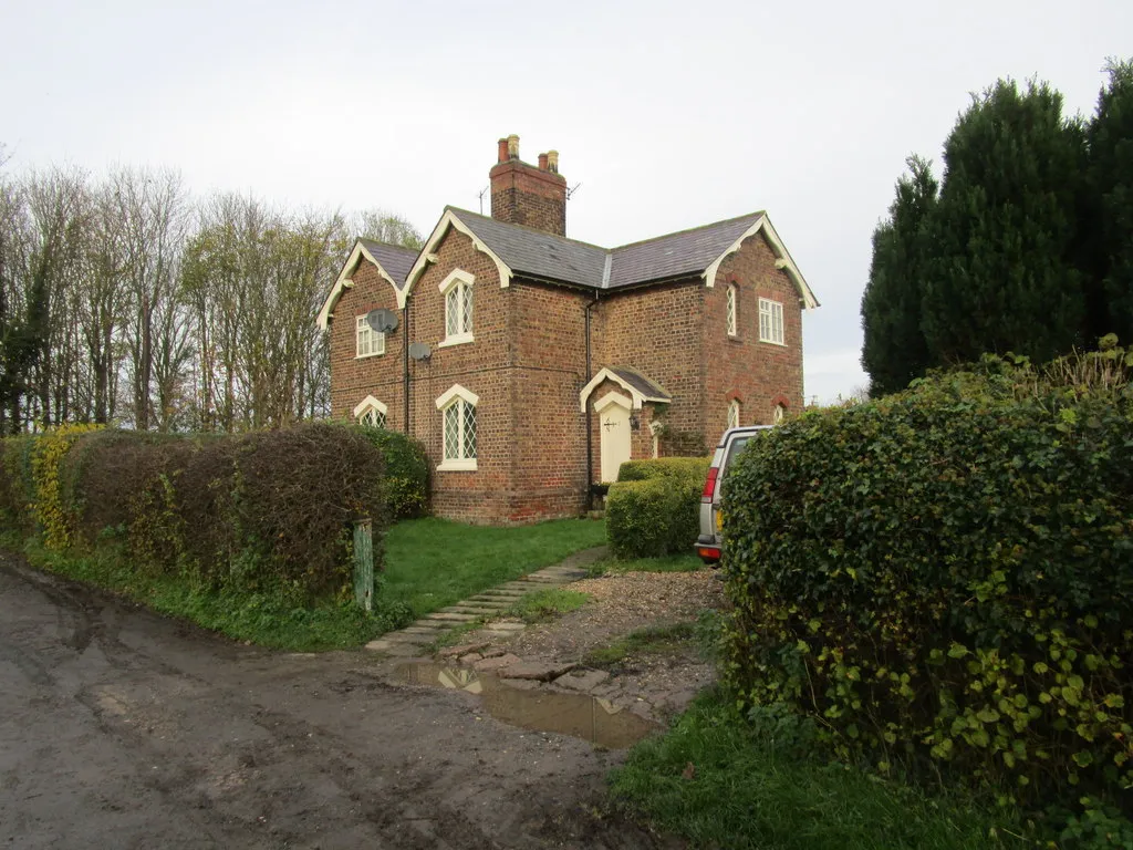 Photo showing: Estate cottages, Lowthorpe
