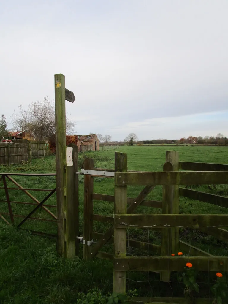 Photo showing: Footpath to Harpham and Kilham
