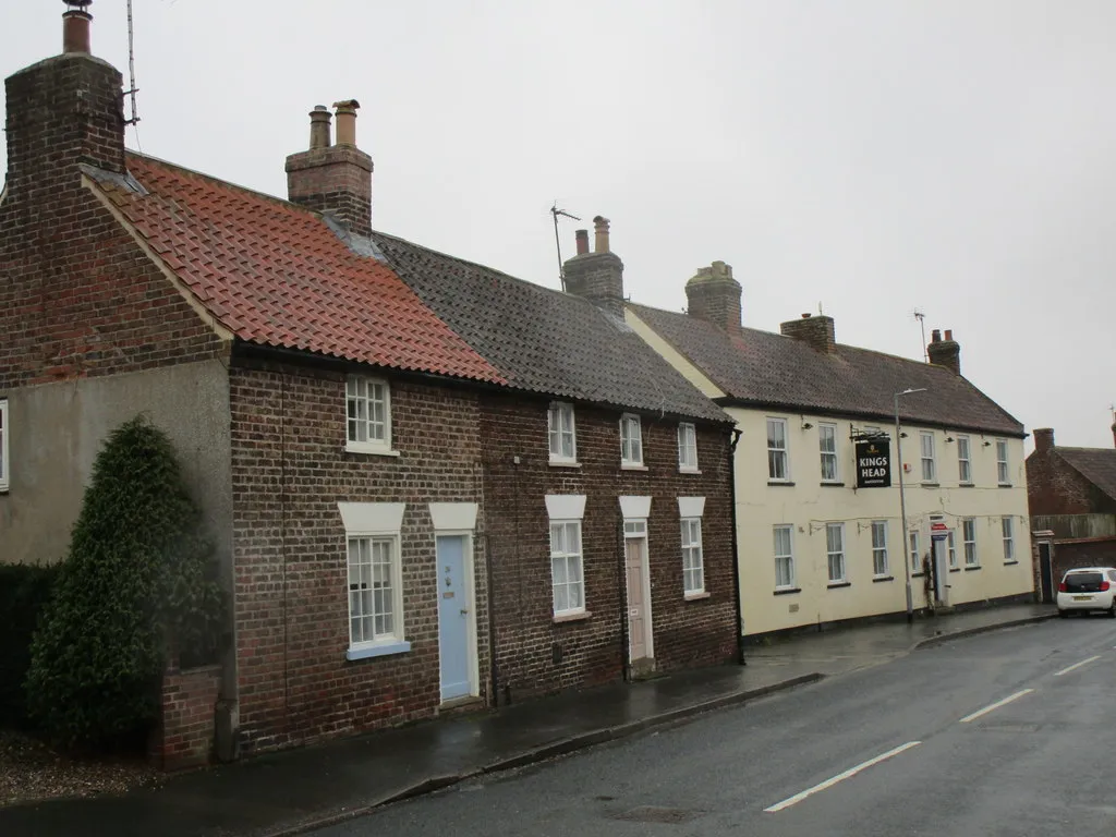 Photo showing: Cottages and The Kings Head