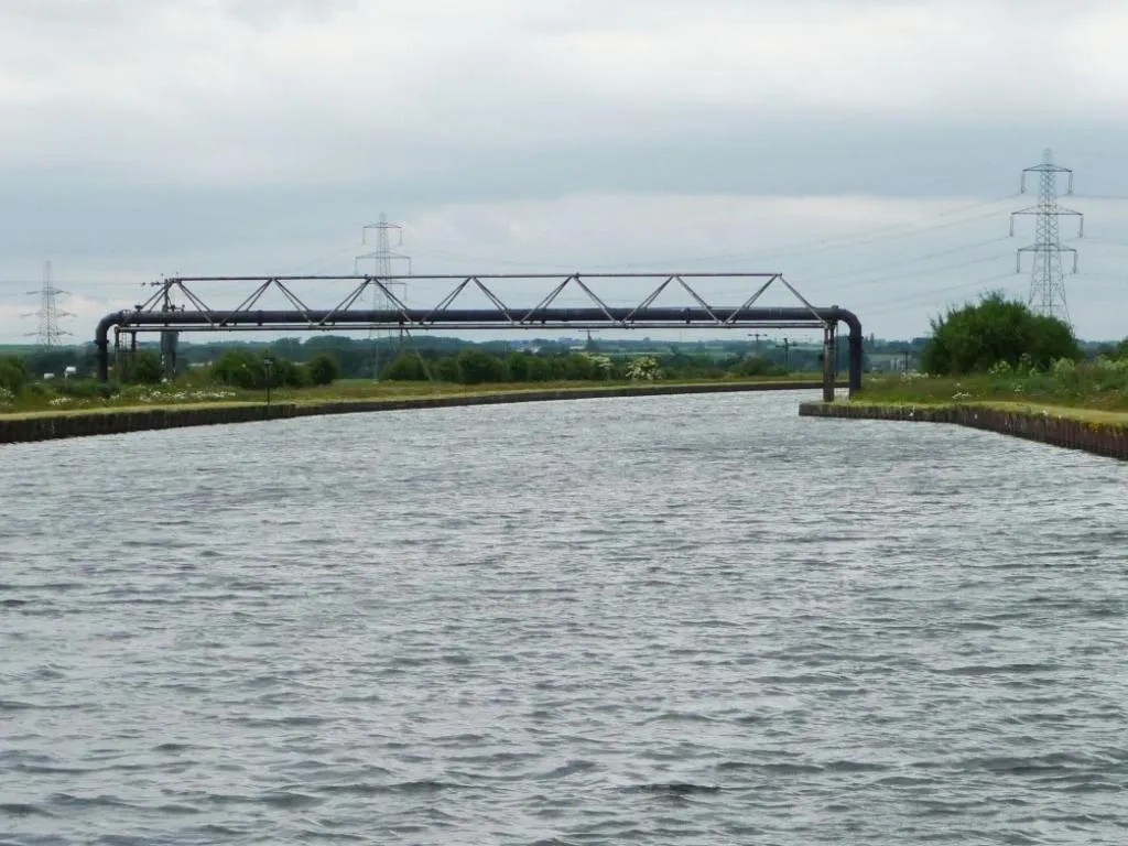 Photo showing: Ash pipe bridge, Aire & Calder Navigation