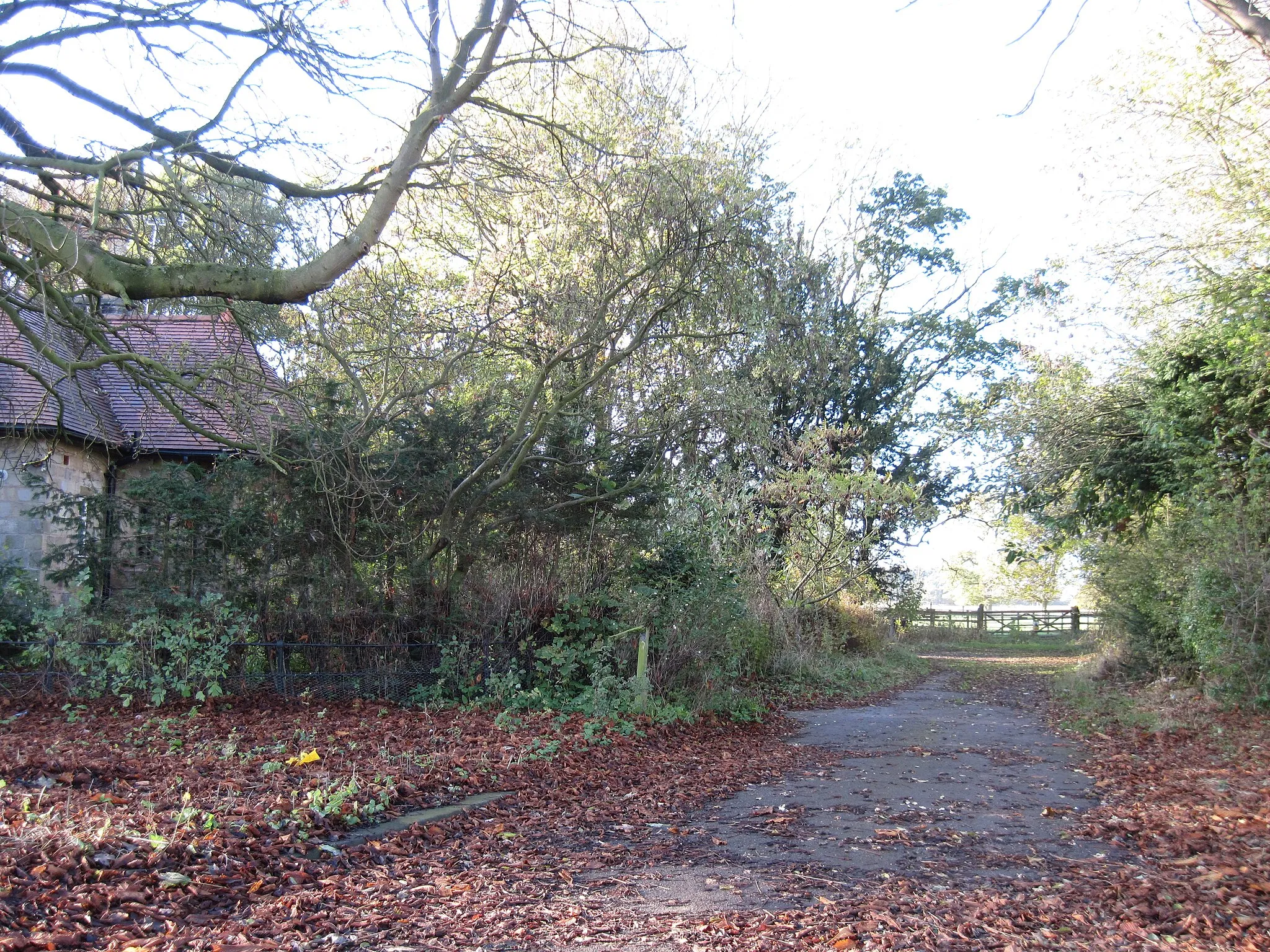 Photo showing: A  minor  entrance  into  the  Sunderlandwick  Estate