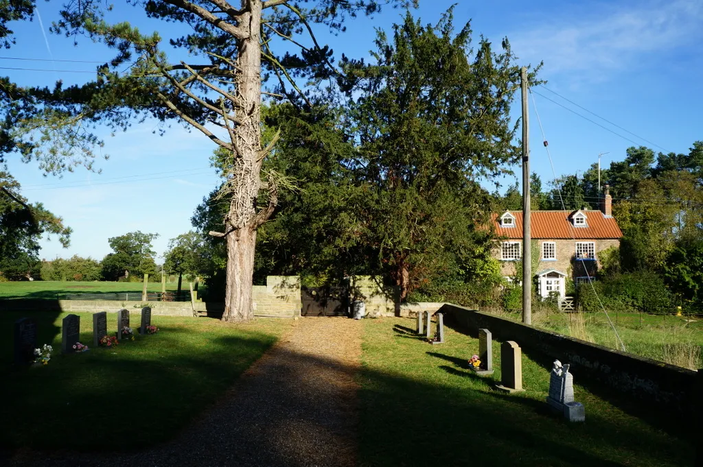 Photo showing: St Leonard's churchyard, Scorborough