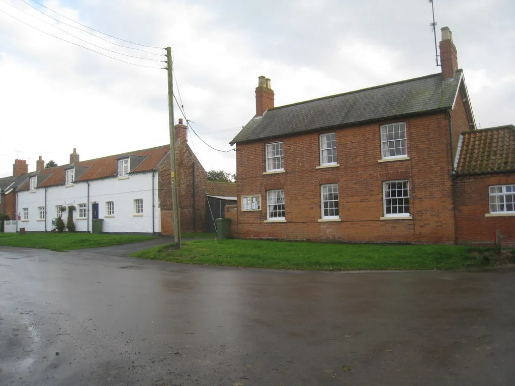 Photo showing: Cottages, Holme on the Wolds