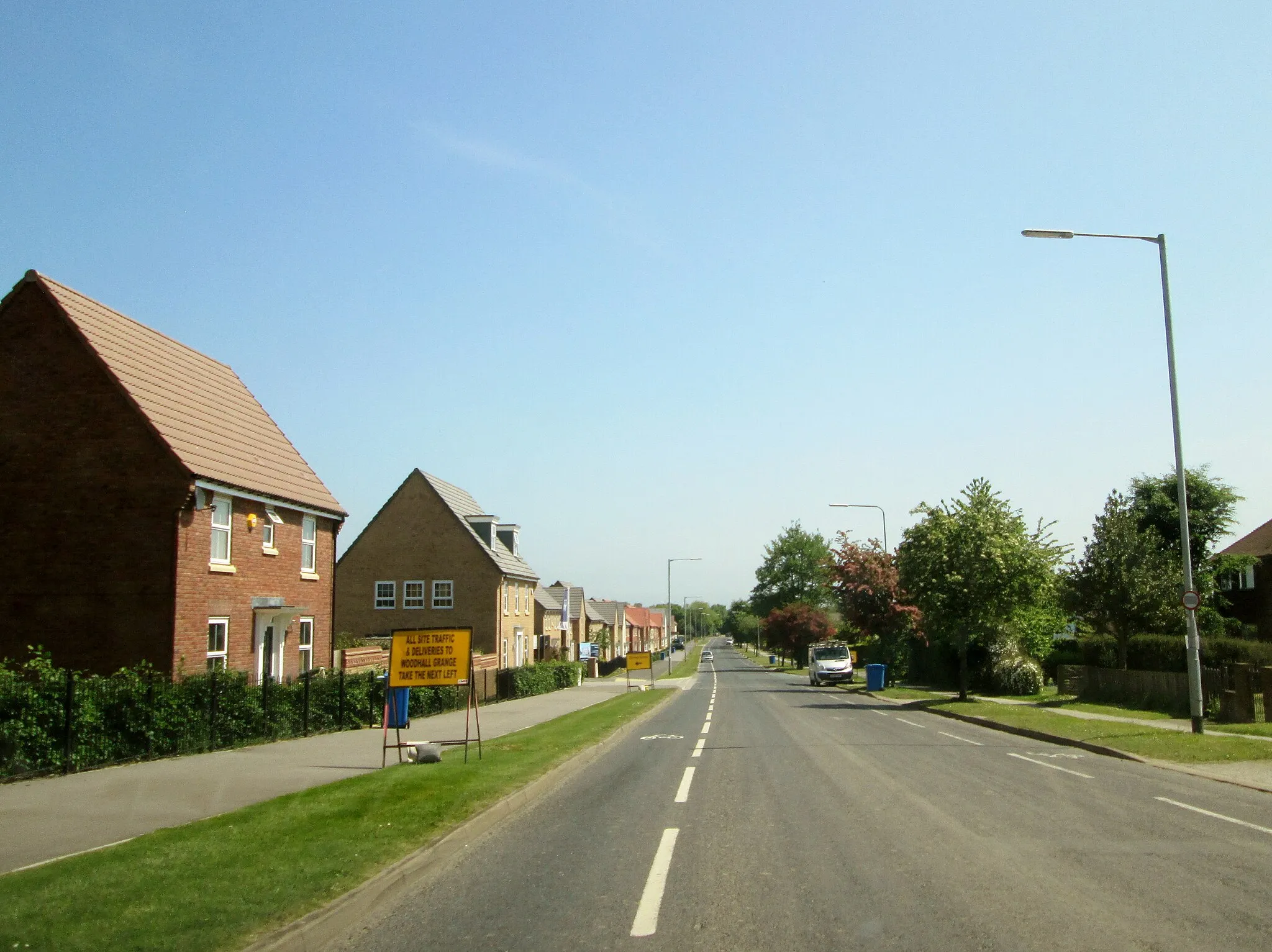 Photo showing: Woodhall  Way  new-builds  to  the  left