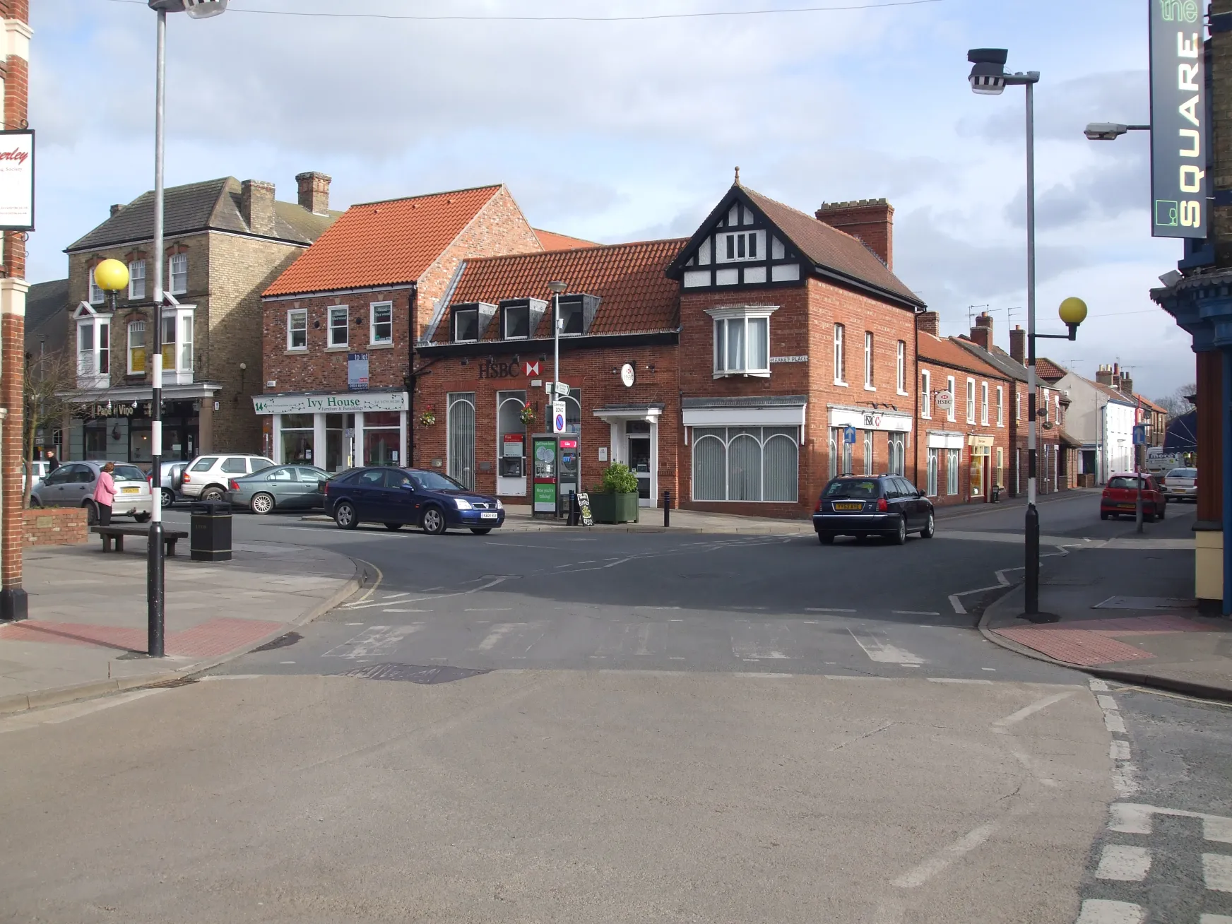 Photo showing: Market Place, Pavement, Regent Street, Railway Street Junction, Pocklington, East Riding of Yorkshire, England. This is the west end of the Market Place