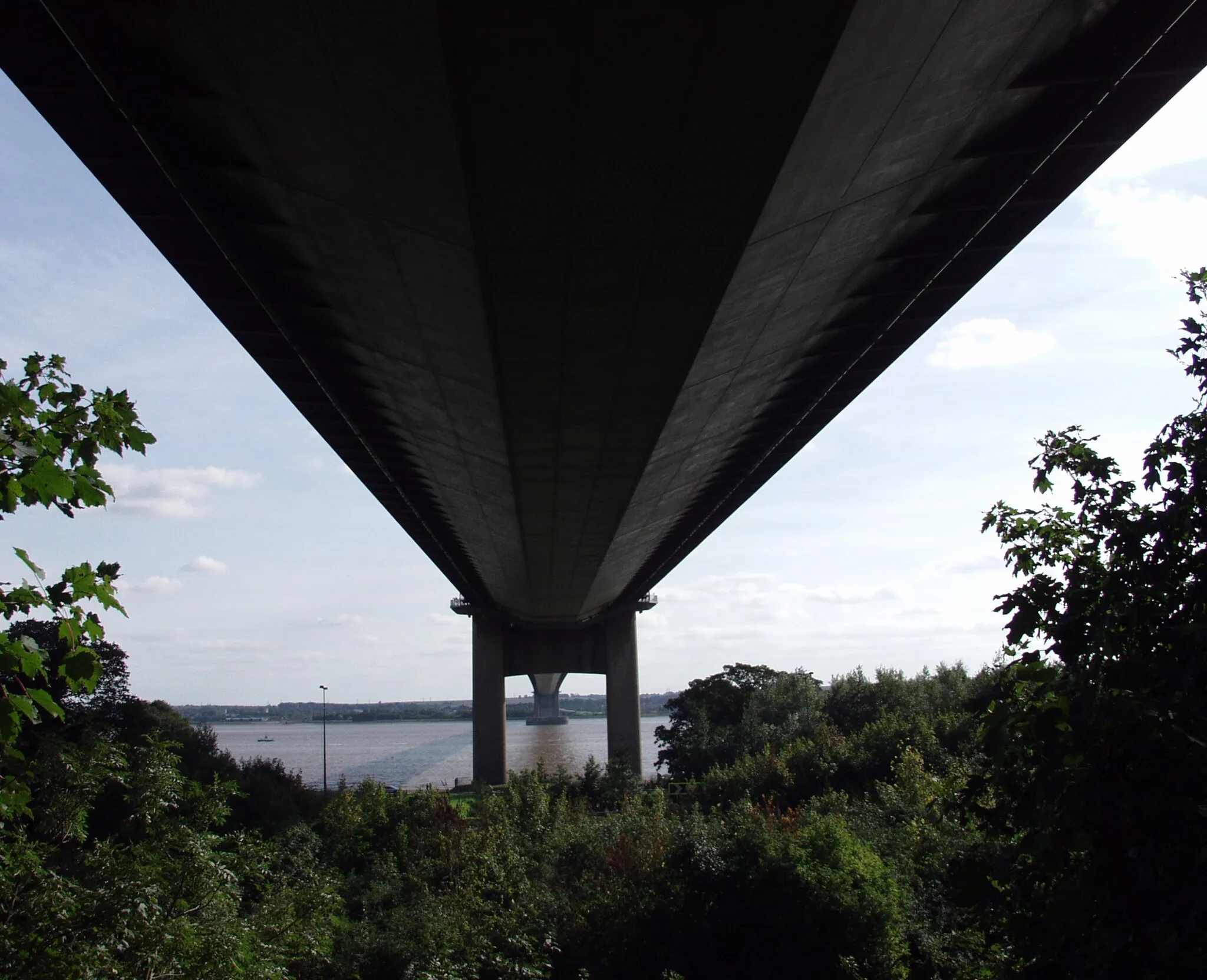 Photo showing: View from below Humber bridge towers taken from North bank at Hessle, East Riding of Yorkshire, England.