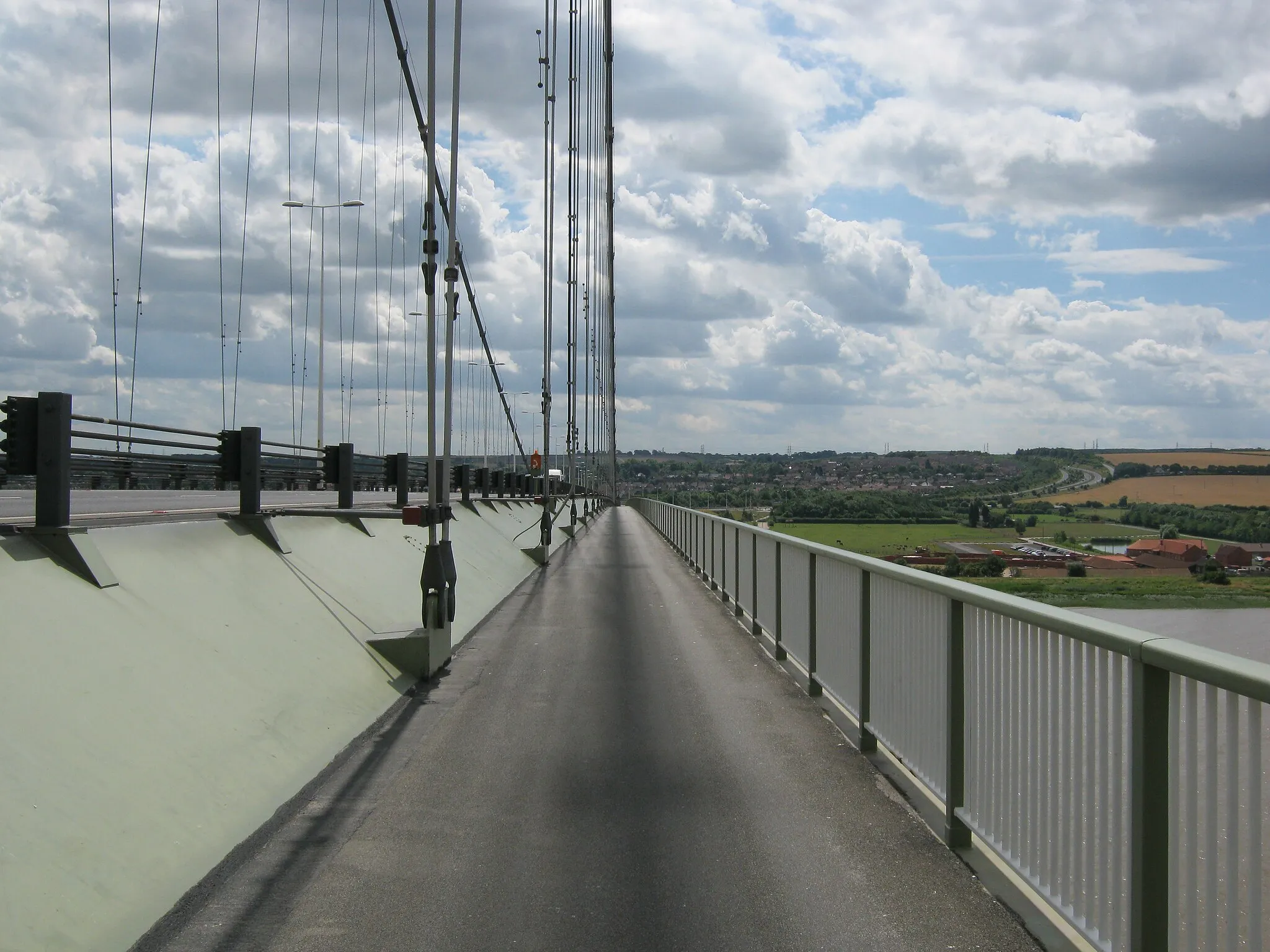 Photo showing: Humber Bridge Walkway, England