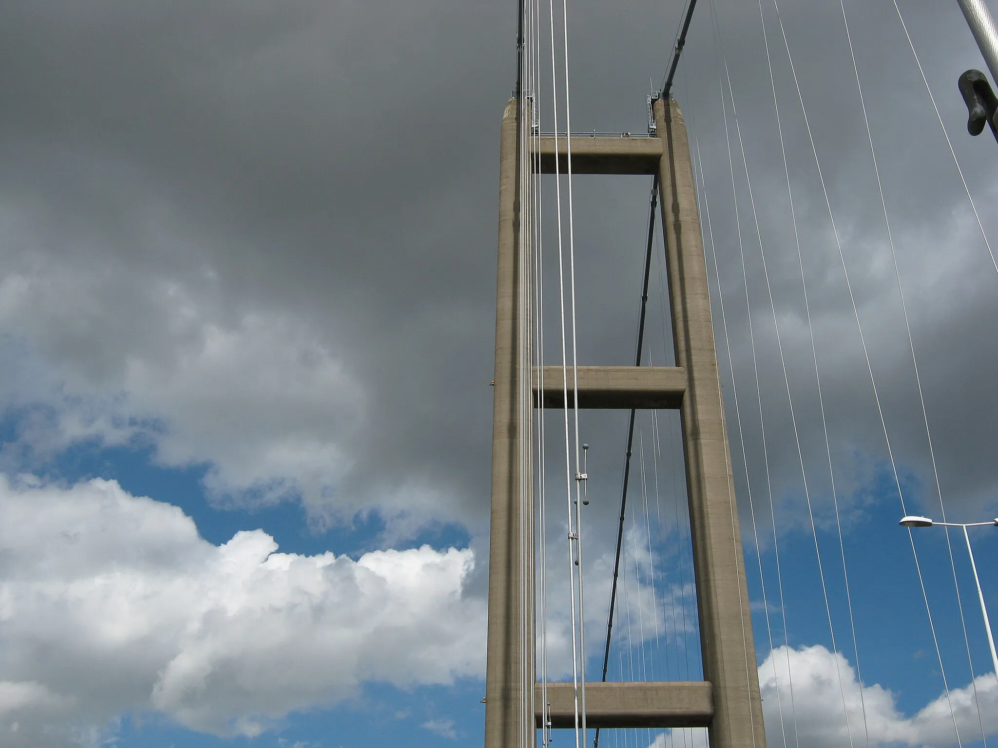 Photo showing: Humber Bridge Tower, England.