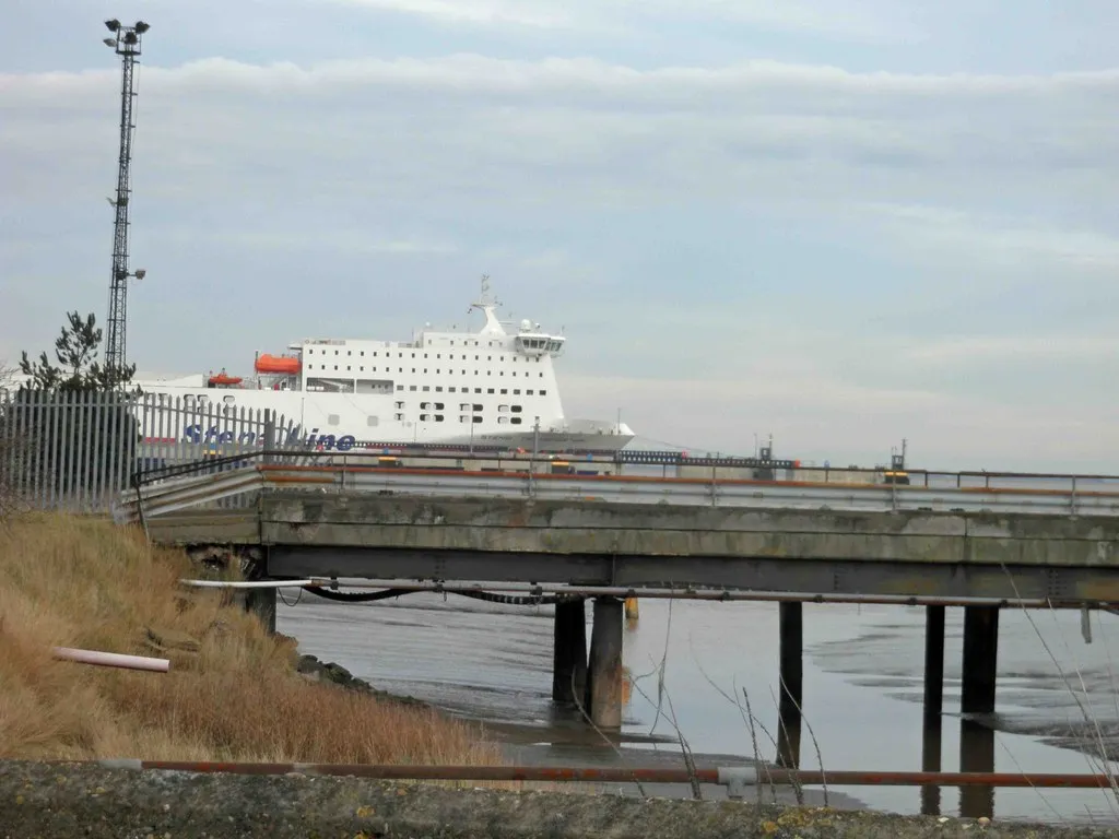 Photo showing: Boat moored at Killinghome Haven