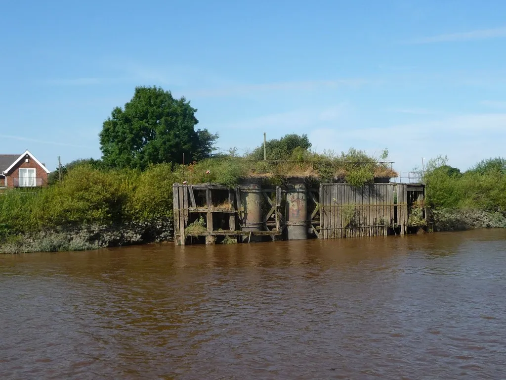 Photo showing: Abutments, dismantled railway bridge, Long Drax